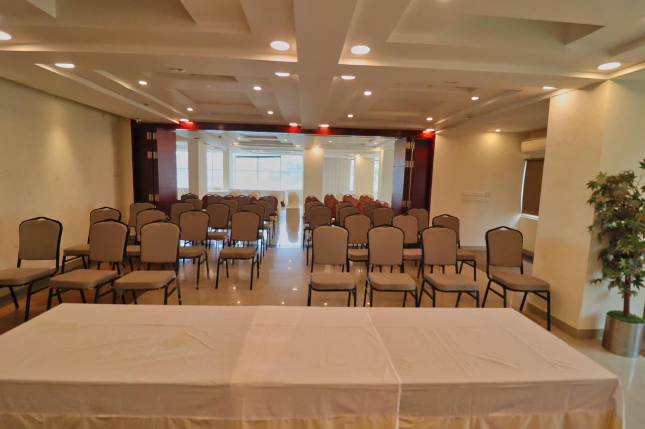 Crestmont Ashapurna Jaipur, Banipark Hotell Exteriör bild