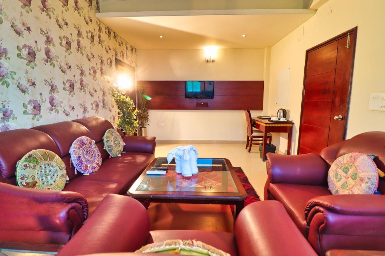 Crestmont Ashapurna Jaipur, Banipark Hotell Exteriör bild