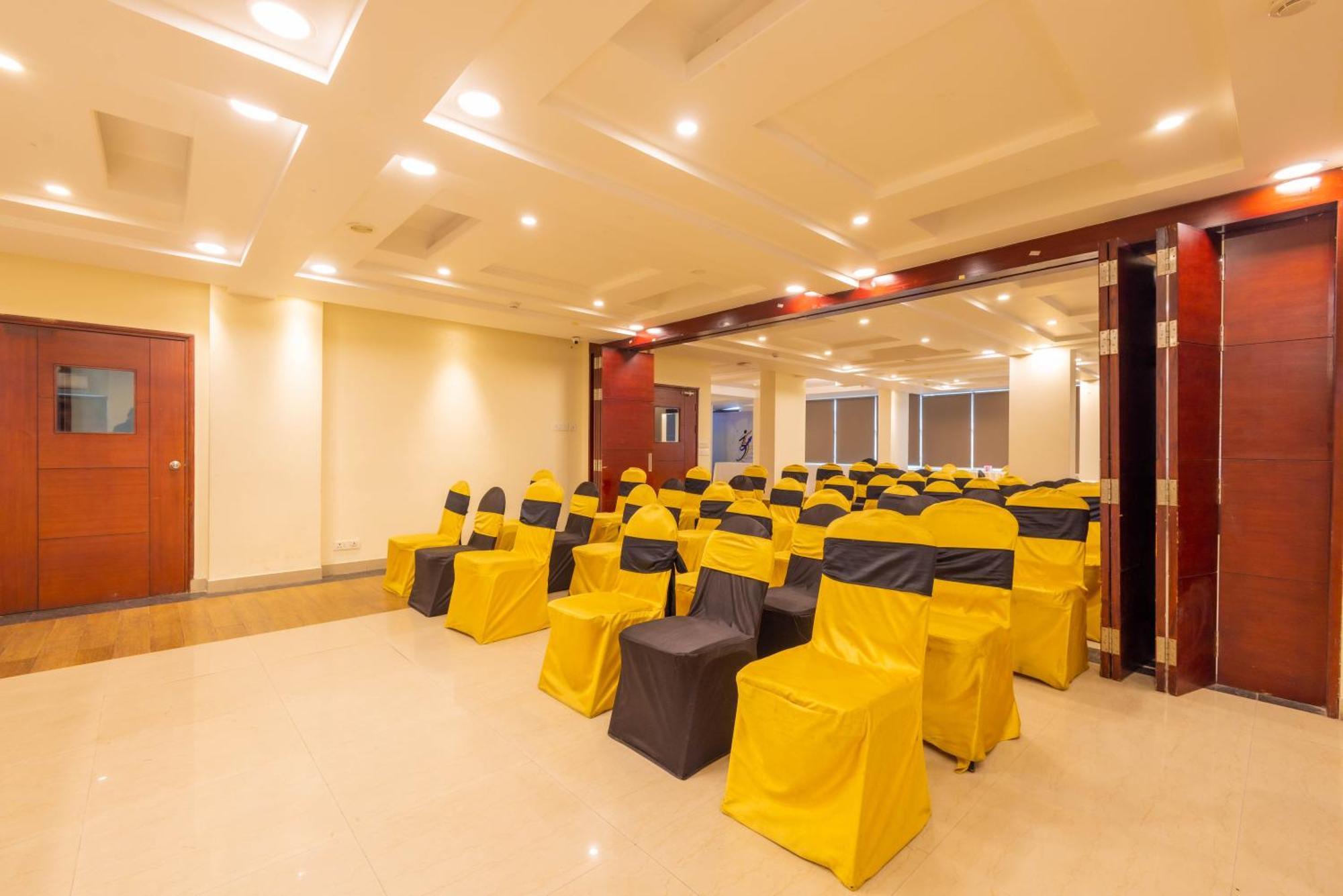 Crestmont Ashapurna Jaipur, Banipark Hotell Exteriör bild
